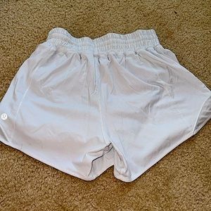 Lululemon Size 4 4 inch hotty hots.